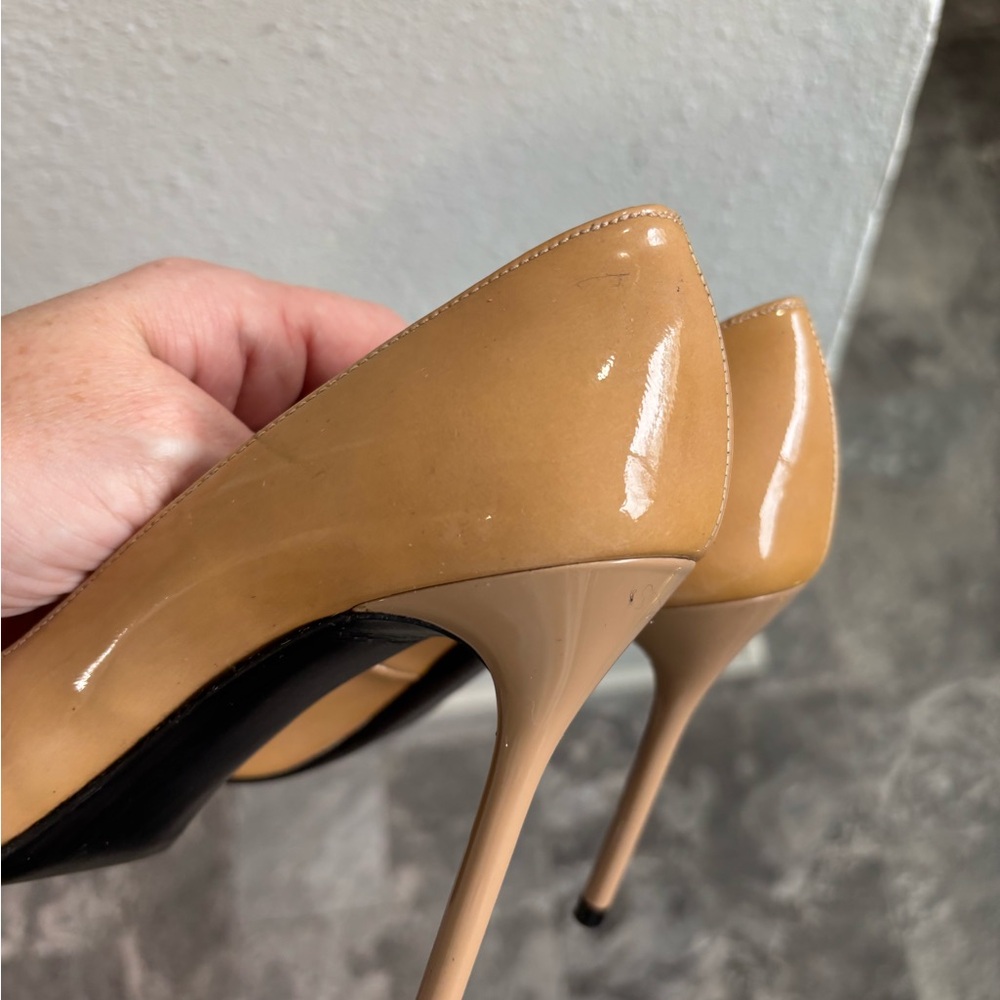 Stuart Weitzman Tan Patent Leather Pointed-Toe Pumps Size 6 M - Picture 9 of 10